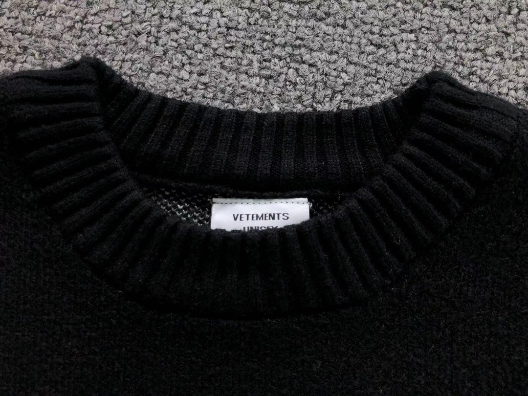 V - SWEATER