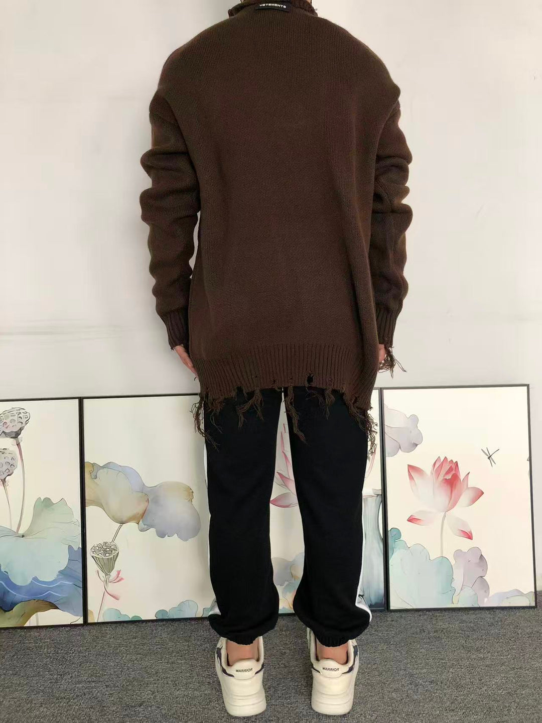 V - SWEATER
