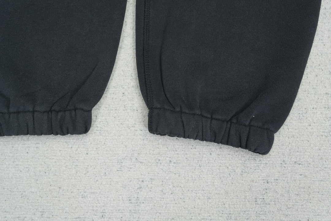 S - SWEATPANTS