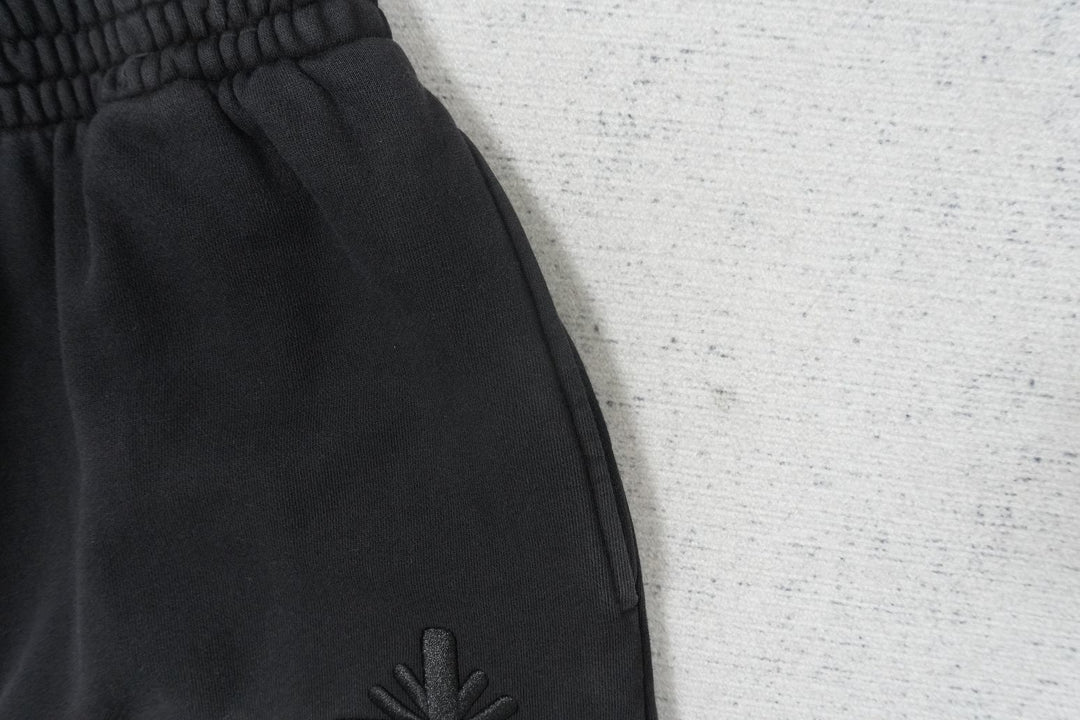 V - SWEATPANTS