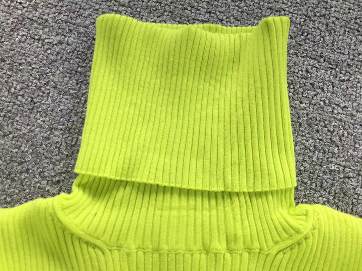 V - SWEATER