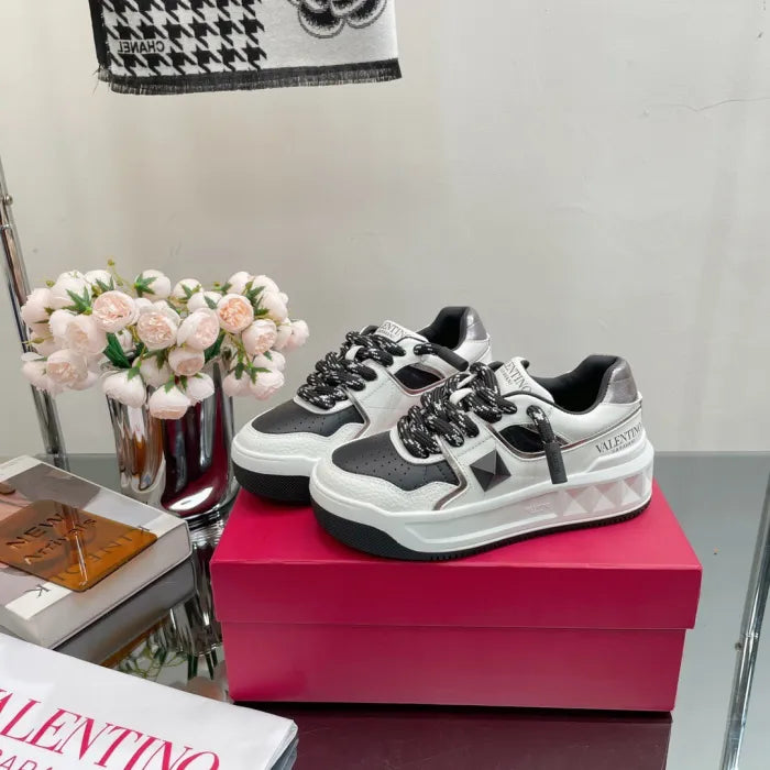 V - SNEAKERS