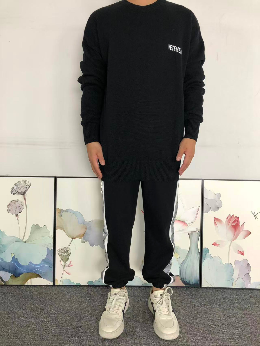 V - SWEATER
