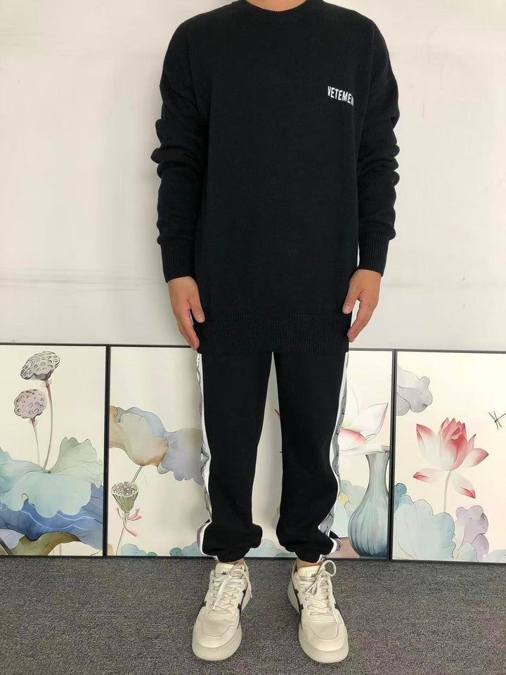 V - SWEATER