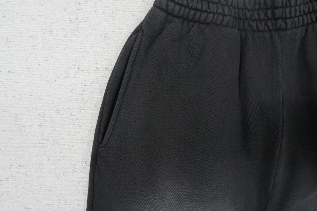 V - SWEATPANTS