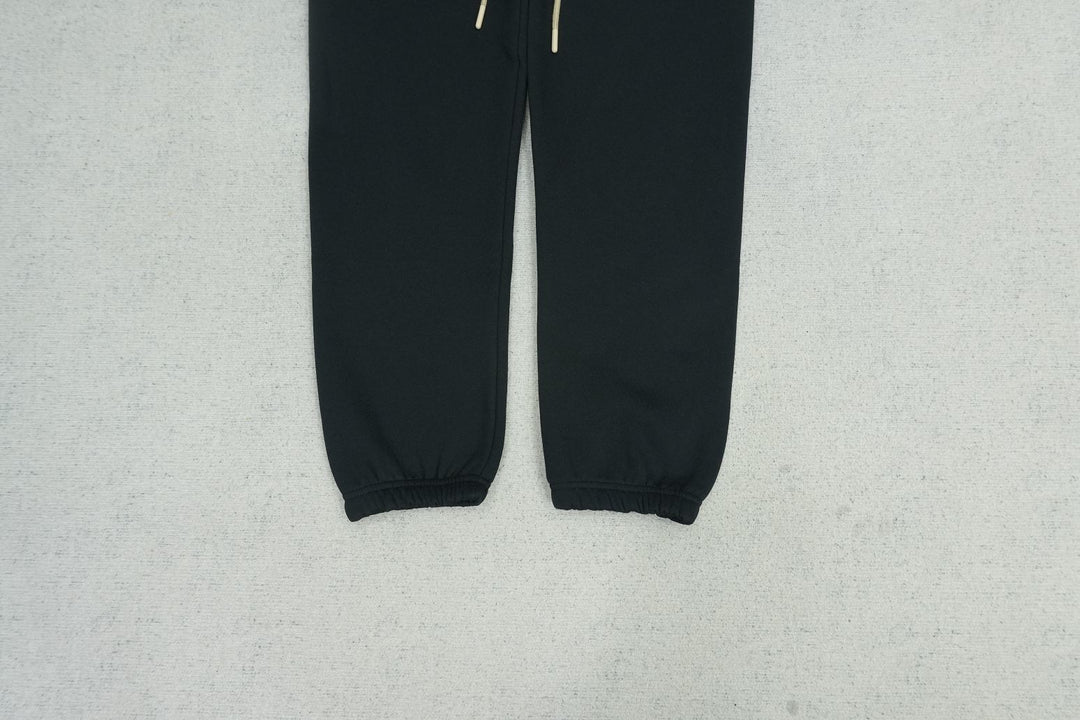 F - SWEATPANTS