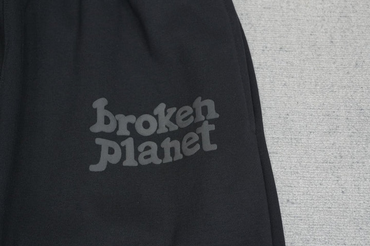 B - SWEATPANTS