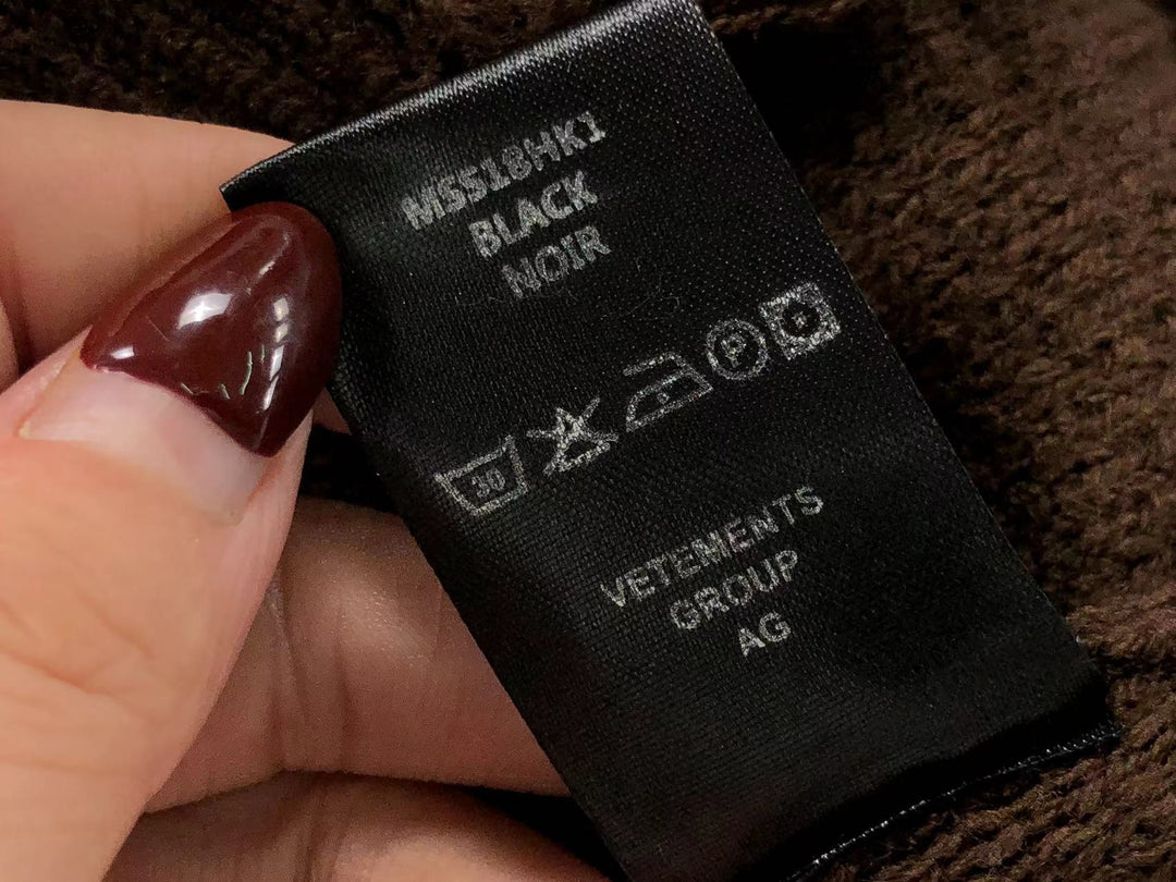 V - SWEATER