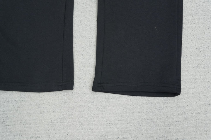 B - SWEATPANTS