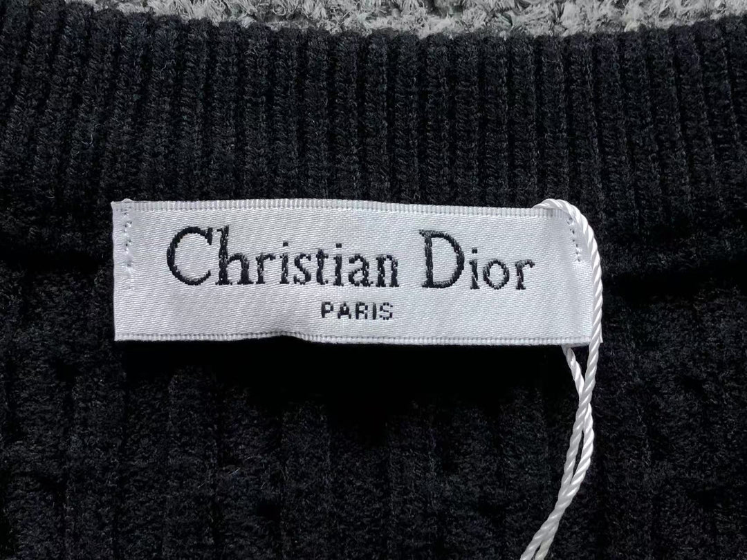 D - SWEATER
