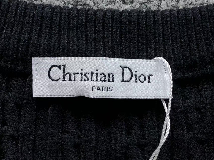 D - SWEATER