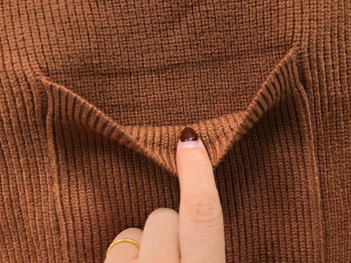 V - SWEATER