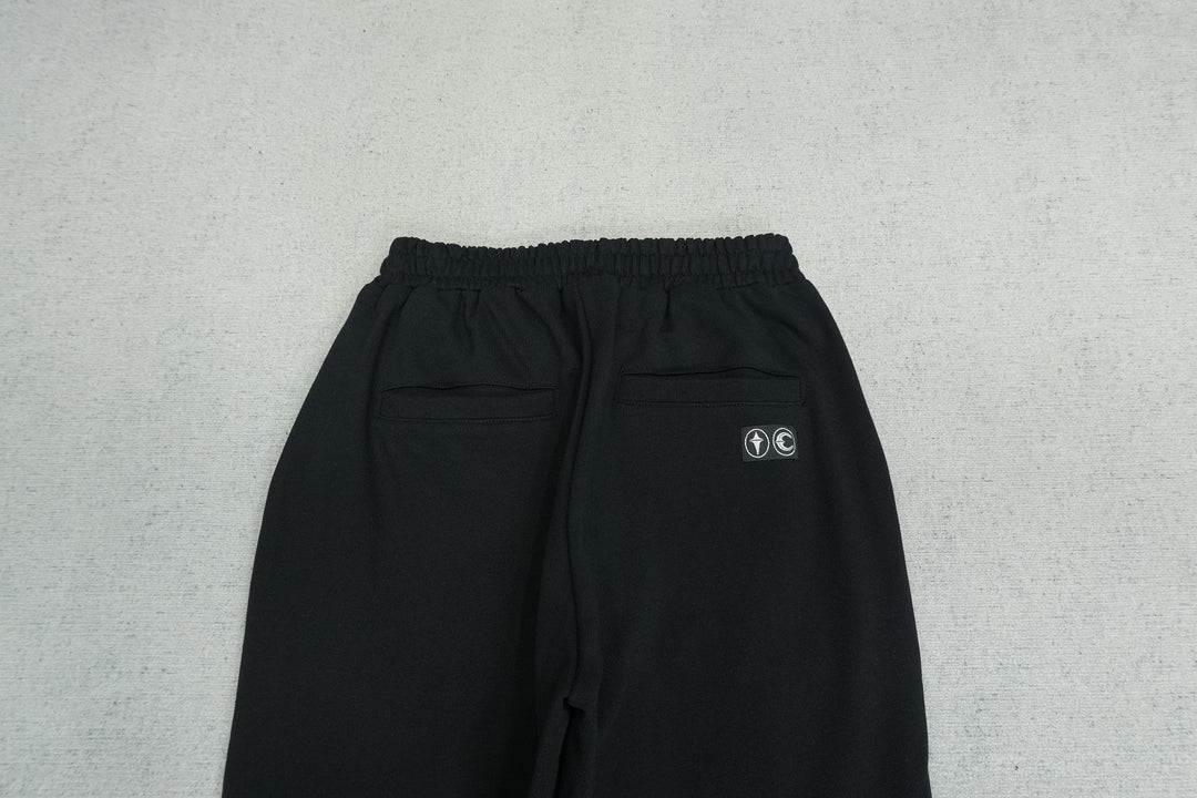 T - SWEATPANTS