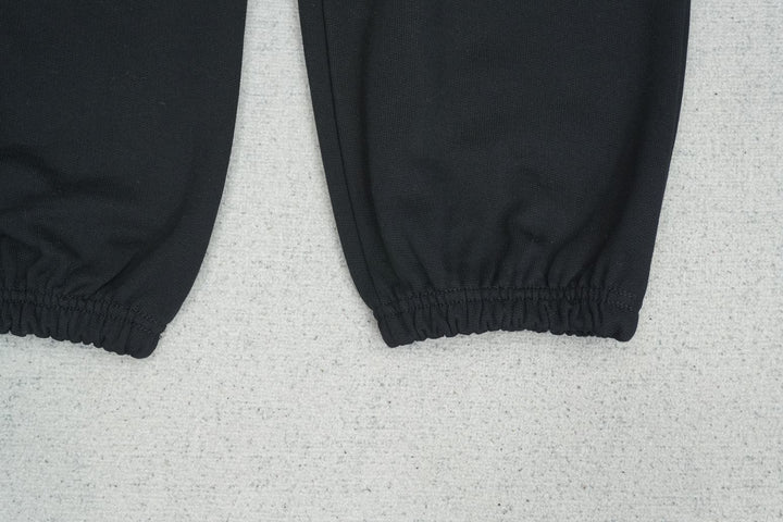 T - SWEATPANTS