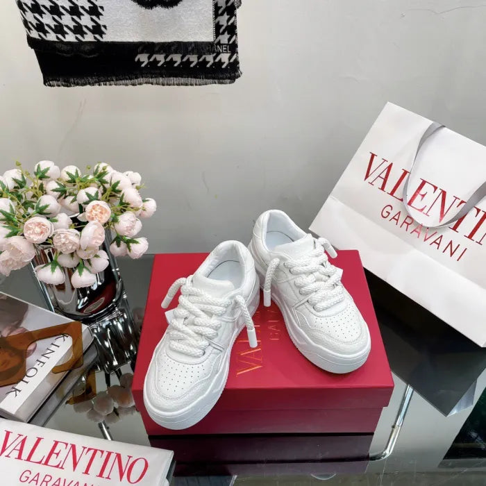 V - SNEAKERS