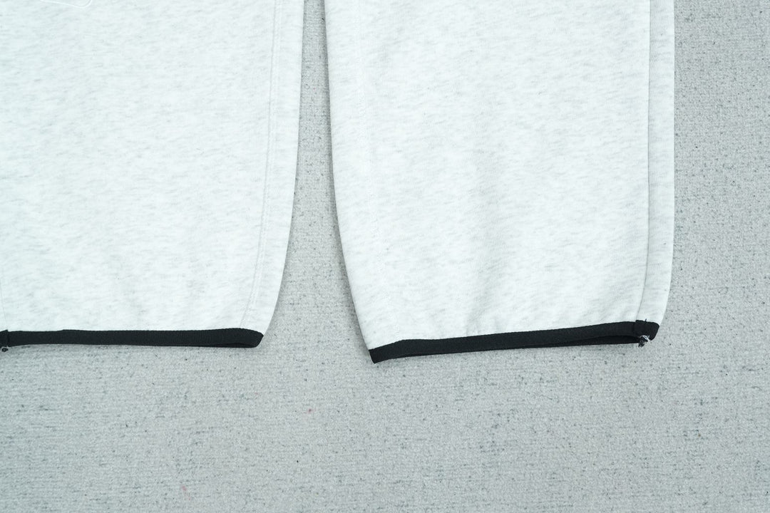 S - SWEATPANTS