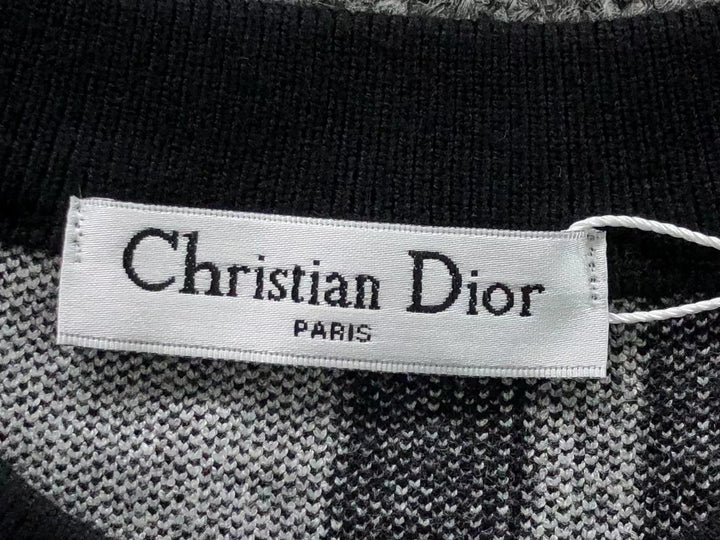D - SWEATER