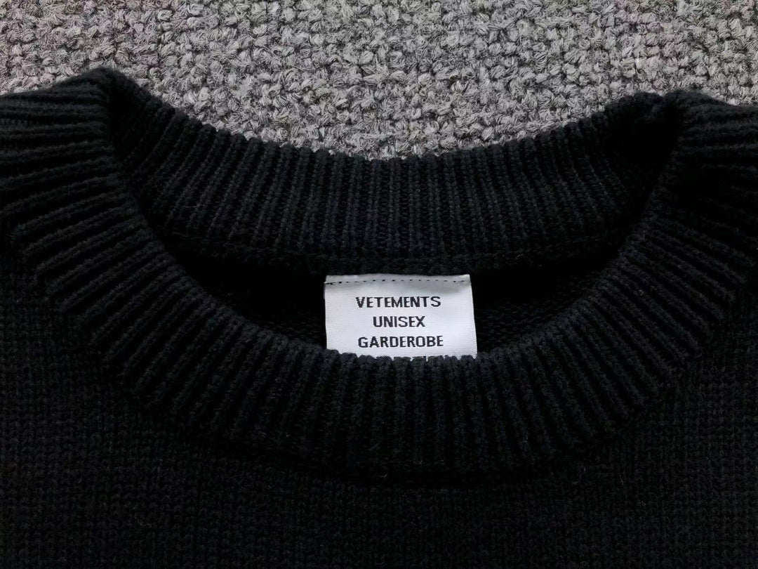 V - SWEATER
