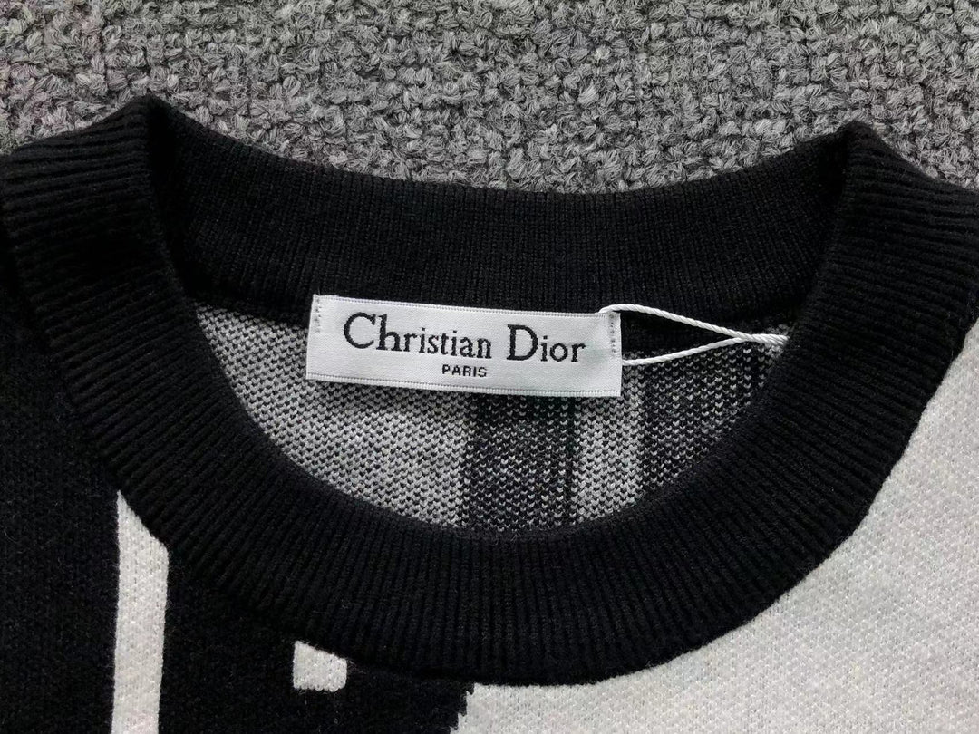 D - SWEATER