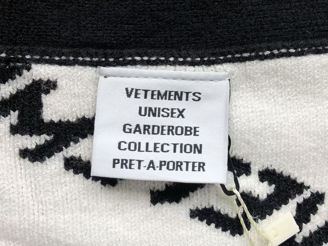 V - SWEATER